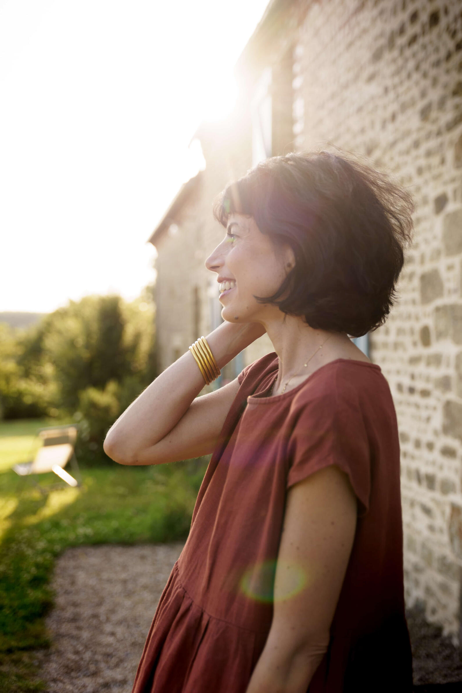 Portrait de Sophie Lagarrigue, propriétaire de Maison Fertile, lieu de retraites yoga dan s le Perche