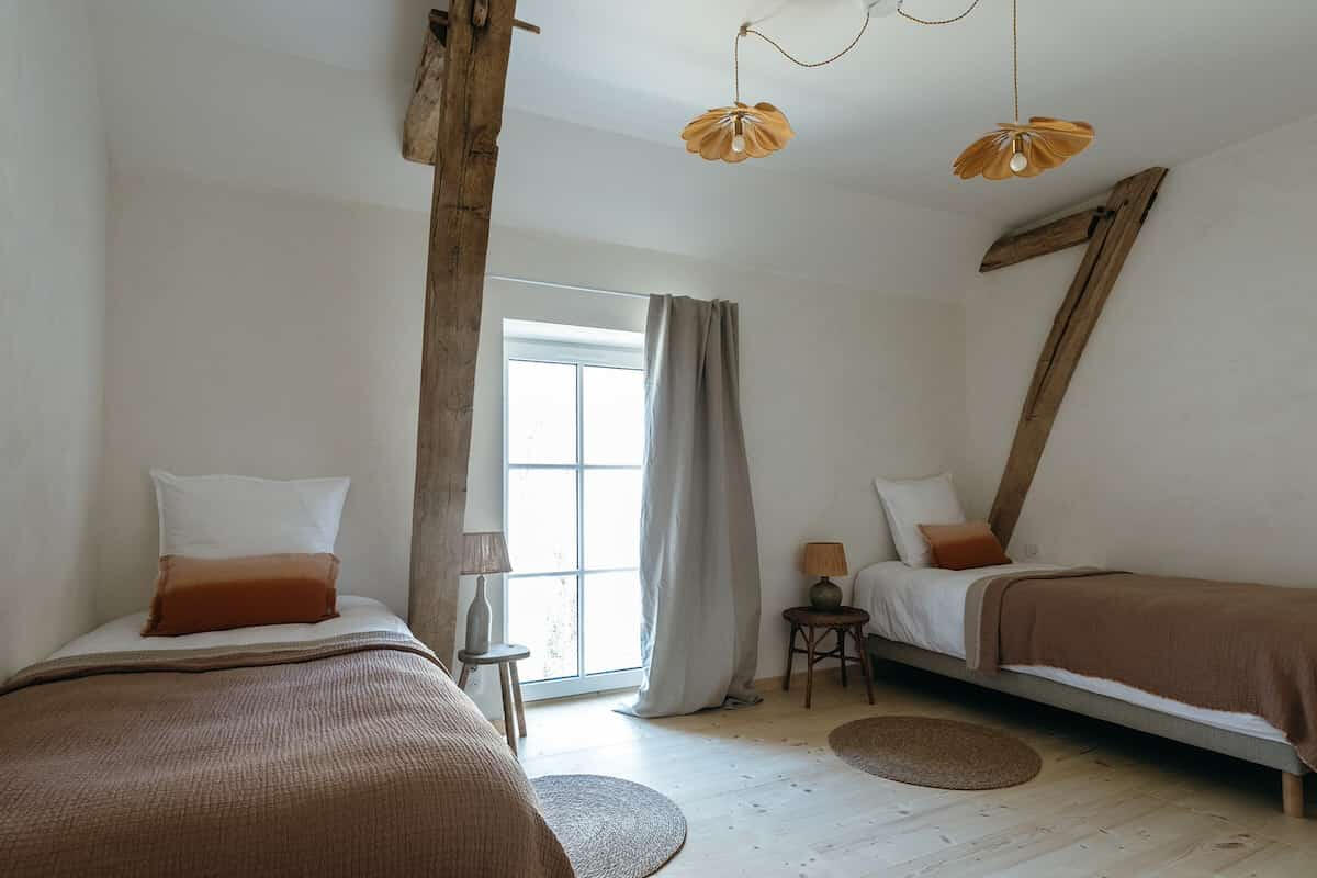 Chambre double à l'étage chez Maison Fertile pour retraites yoga dans le Perche.
